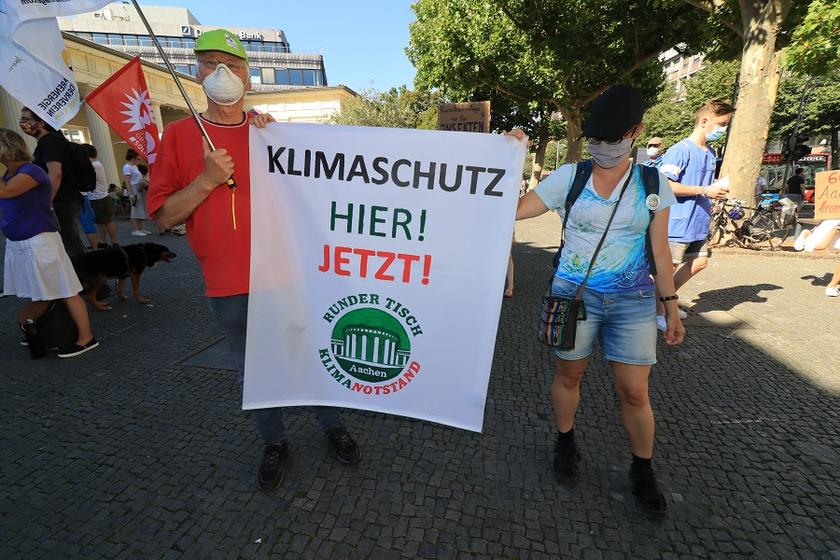 Klimaaktivisten in Aachen auf einer Demo mit Plakat 