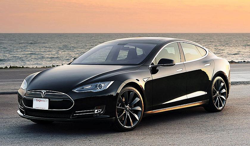 Das Model S von Tesla verfügt zwar über eine Reichweite von über 500 Kilometern, ist jedoch noch vergleichsweise teuer. Das könnte sich mit zukünftigen Modellen nun ändern. (Foto: © Martino Castelli, https://commons.wikimedia.org/wiki/File:Tesla_Mo