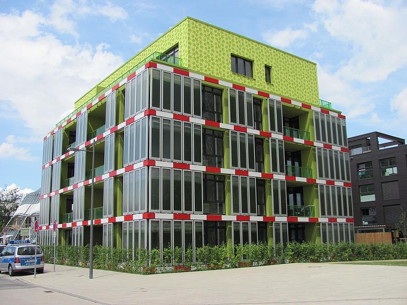 Das Algenhaus BIQ im Hamburg ist ein Wohngebäude mit einer Bioreaktorfassade. In den Glaselementen der Fassade werden Mikroalgen gezüchtet, die zur Energieerzeugung genutzt werden