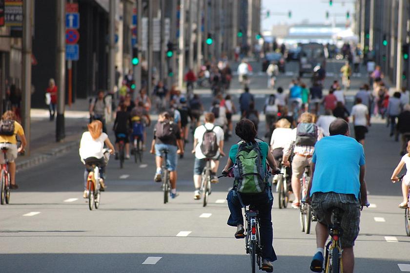 Bild einer breiten Straße in Brüssel, auf der viele Fahrradfahrer unterwegs sind und keine Autos.