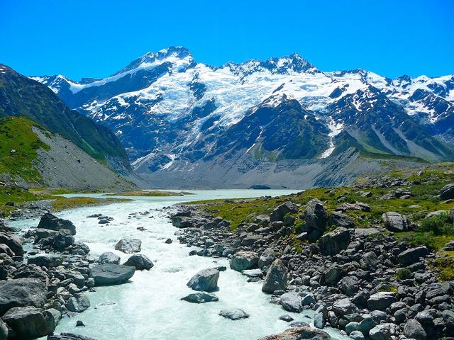 Bergtal mit Fluss in Neuseeland