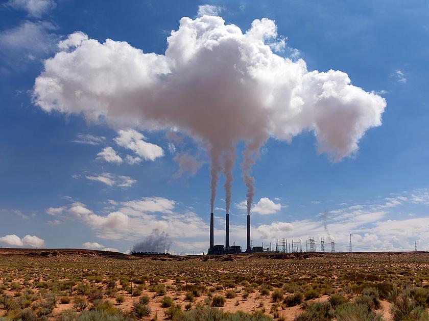 Selbst produzierte, dunkle Wolken über der Navajo Generating Station nahe der Stadt Page im US-Bundesstaat Arizona. Ende 2019 soll das 2.250-MW-Kohlekraftwerk schließen.