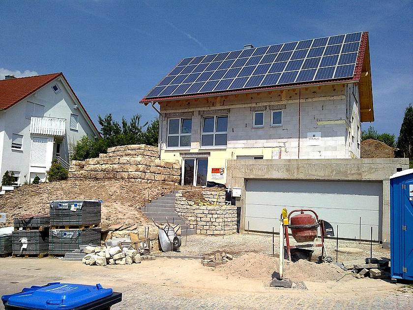 Photovoltaik-Anlage auf einem Haus im Rohbau