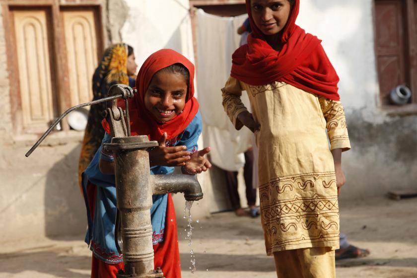Kinder in Pakistan an einer öffentlichen Trinkwassersäule
