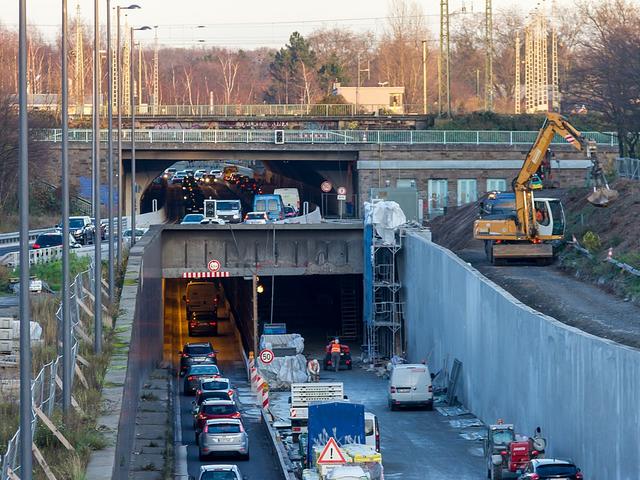 Ein Tunnel einer Straße wird saniert, dort stauen sich die Autos.