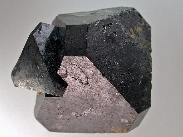 Bild des Minerals Perowskit. Ein schwarzer Quader.