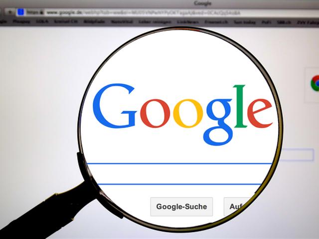 Bild der Google-Suche Startseite mit einer Lupe fokussiert