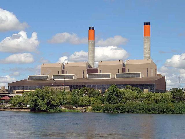 Das Kohle- und Gaskraftwerk Huntly ist das größte Kraftwerk Neuseelands und deckt ungefähr 20 Prozent des Strombedarfs des Landes. Das am Waikato River auf der Nordinsel gelegene Kraftwerk mit sechs Blöcken ist eines der größten Treibhausgasemittent