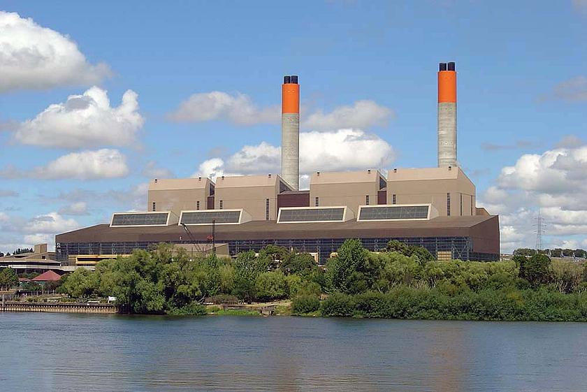 Das Kohle- und Gaskraftwerk Huntly ist das größte Kraftwerk Neuseelands und deckt ungefähr 20 Prozent des Strombedarfs des Landes. Das am Waikato River auf der Nordinsel gelegene Kraftwerk mit sechs Blöcken ist eines der größten Treibhausgasemittent