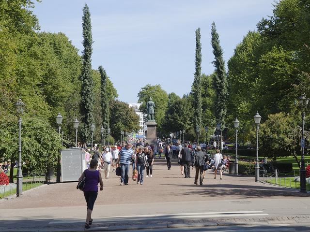 Esplanade-Park in Helsinki. Unterm Park befindet sich eine Heizzentrale, die Abwärme nutzt