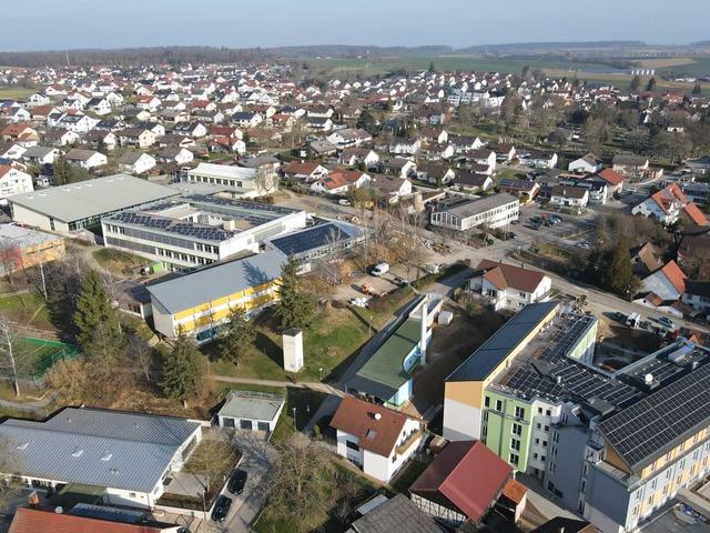 Luftaufnahme von Kirchardt mit Pflegeheim, Heizzentrale und Kindergarten