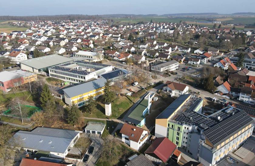 Luftaufnahme von Kirchardt mit Pflegeheim, Heizzentrale und Kindergarten