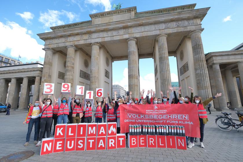 Menschengruppe vor dem Brandenburger Tor, Plakat Klimaneustart Berlin, 39.116 Unterschriften
