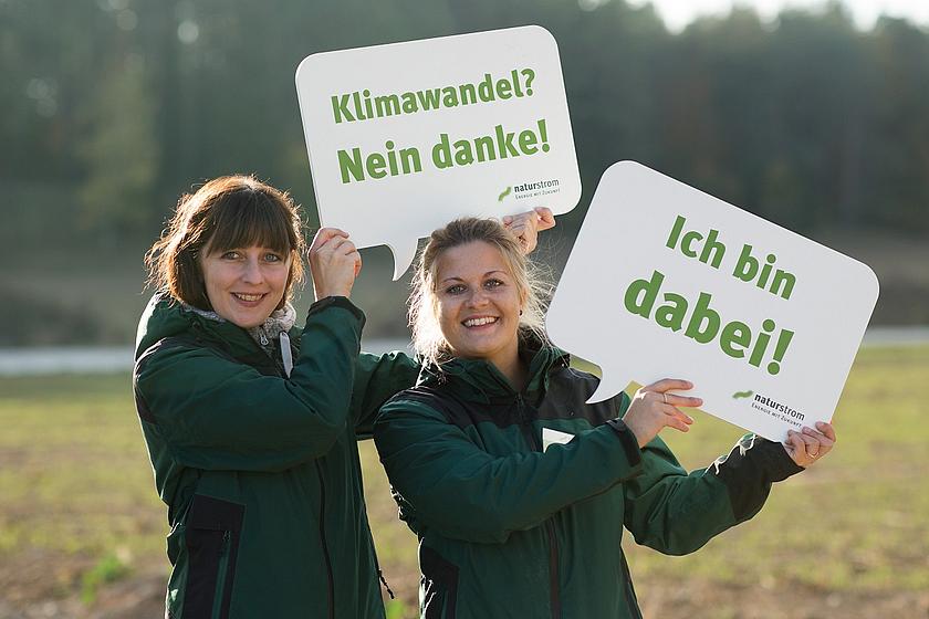 Zwei Frauen mit Plakaten "Klimawandel stoppen"