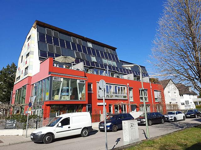 Wohn- und Geschäftshaus mit Solarthermiekollektoren an der Fassade