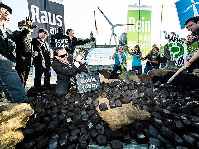 Kohleprotest vor dem Reichstag: Kohle schaufeln für den Profit – ohne Rücksicht auf Mensch und Umwelt. Eine neue Studie macht die Verantwortung europäischer Versicherer für die klima- und gesundheitsschädliche Kohle-Industrie deutlich. (Foto: © BBEn)
