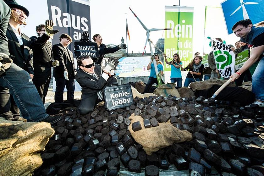 Kohleprotest vor dem Reichstag: Kohle schaufeln für den Profit – ohne Rücksicht auf Mensch und Umwelt. Eine neue Studie macht die Verantwortung europäischer Versicherer für die klima- und gesundheitsschädliche Kohle-Industrie deutlich. (Foto: © BBEn)