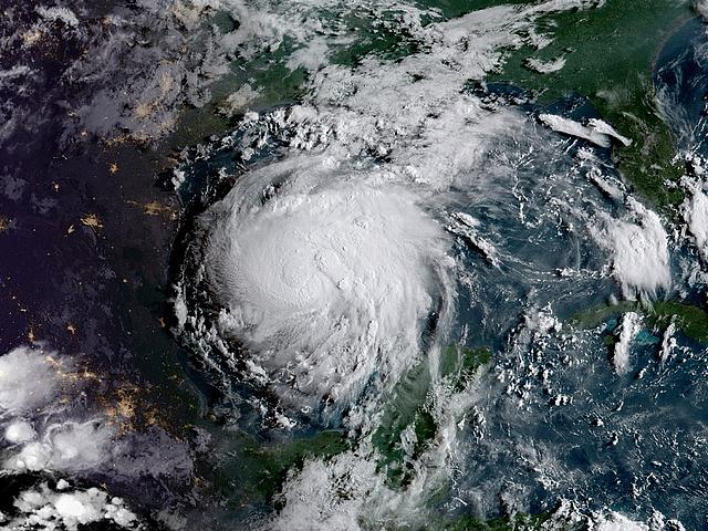 Eine Aufnahme des Hurrikans „Harvey“ am 24. August über dem Golf von Mexiko, der inzwischen als Tropensturm eingestuft wurde. (Foto: <a href="https://www.flickr.com/photos/gsfc/35973025253/" target="_blank"> NOAA/NASA GOES Project / flickr.com</a>, <