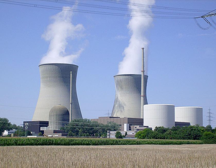 Das Kernkraftwerk Gundremmingen mit dem 1977 stillgelegten Block A, den in Betrieb befindlichen Blöcken B und C und den beiden Kühltürmen. (Foto: Felix König / Wikimedia Commons, CC BY-SA 3.0, https://commons.wikimedia.org/wiki/File:Gundremmingen_Nucl