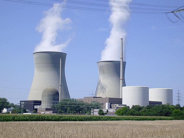 Das Kernkraftwerk Gundremmingen mit dem 1977 stillgelegten Block A, den in Betrieb befindlichen Blöcken B und C und den beiden Kühltürmen. (Foto: Felix König / Wikimedia Commons, CC BY-SA 3.0, https://commons.wikimedia.org/wiki/File:Gundremmingen_Nucl
