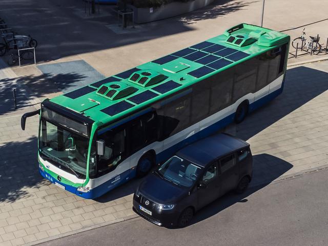 Luftaufnahme Bus mit Solarintegration und Sion Solarauto