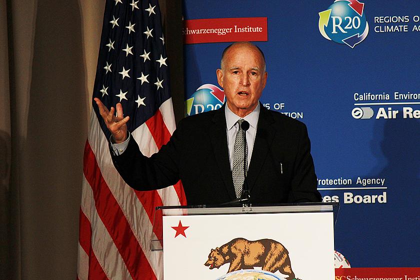 Der Gouverneur des US-amerikanischen Bundesstaates Kalifornien bei einer Rede zum Klima-Symposium 2014. (Foto: <a href="https://flic.kr/p/p8Dthh" target="_blank">California Air Ressources Board / flickr.com</a>, <a href="https://creativecommons.org/licens