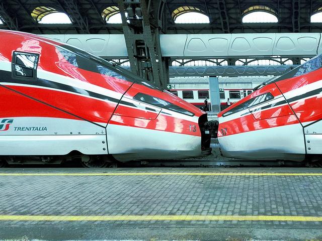 Zwei Schnellzüge im Bahnhof von Milano