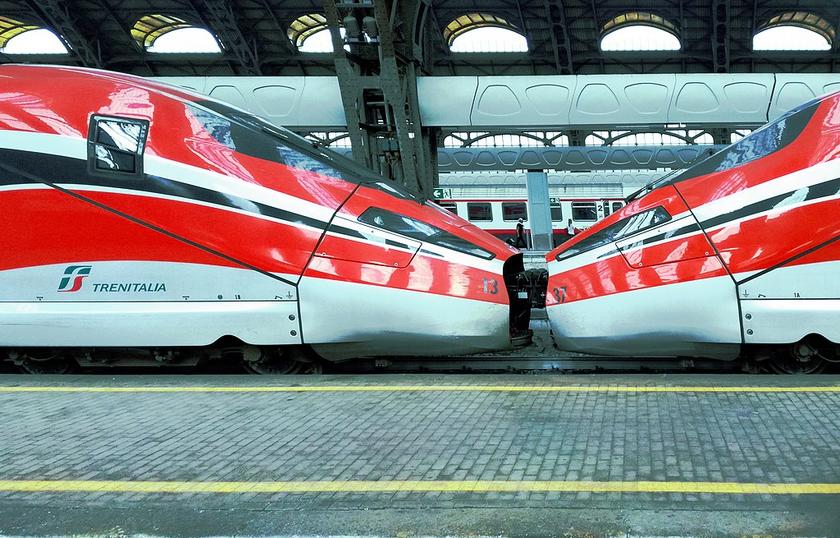 Zwei Schnellzüge im Bahnhof von Milano