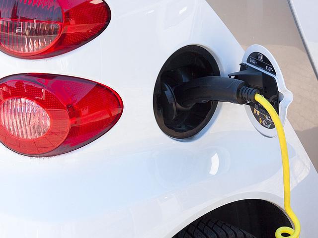 Der Umweltrat empfiehlt explizit die Förderung von batterieelektrischen Fahrzeugen. Die direkte Elektrifizierung sei aufgrund ihres hohen Wirkungsgrads besonders für die Erreichung der Klimaziele geeignet. (Foto: <a href="https://pixabay.com/de/elektro-auto-tanken-strom-%C3%B6kologie-734574/" target="_blank">stux / pixabay.com</a>, CC0 Creative Commons)