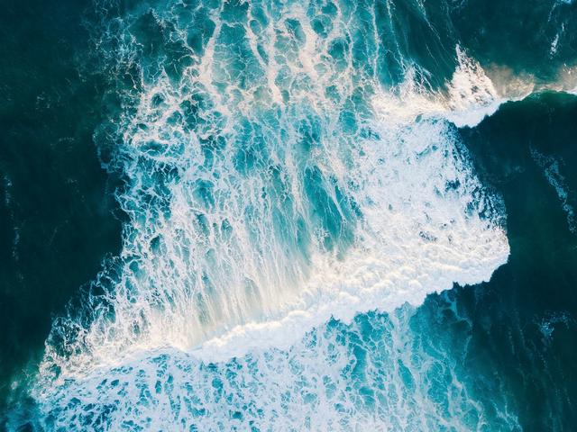 Luftaufnahme von Wellen des Atlantischen Ozeans an einer Küste