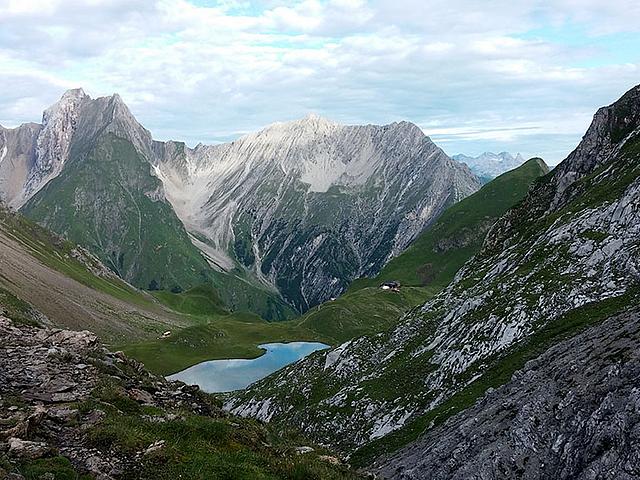 Blick von der Seescharte auf die Memminger-Hütte in den Lechtaler Alpen (Tirol, Österreich). Zukünftig sollen die Alpen eine Modellregion für ein klimafreundliches und ressourcenschonendes Wirtschaften werden. (Foto: © Joschua Katz)
