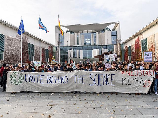 Fridays For Future Demonstranten vor dem Kanzleramt