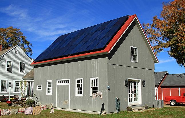 Auf Wohnhäusern produzierter Solarstrom kann, in Batterien oder Elektroautos zwischengespeichert, Stromsenken im Netz ausgleichen und damit die Netzausbaukosten zu senken. (Foto: <a href=" https://flic.kr/p/oSNPqX" target="_blank">© wallheater / flickr.