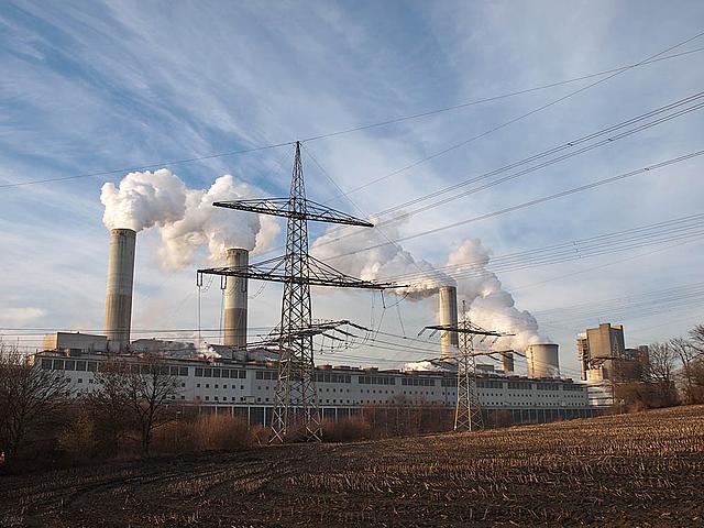 Die beiden verbliebenen Blöcke des Braunkohlekraftwerks Frimmersdorf stammen noch aus den 1960er Jahren und sollten ohnehin 2018 stillgelegt werden. Nun werden sie aller Voraussicht nach für vier Jahren in die Kraftwerksreserve überführt und RWE dafü