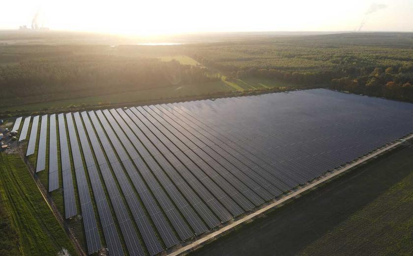 Luftaufnahme Solarpark Nochten, im Hintergrund Kohlekraftwerk
