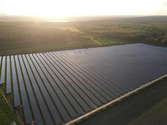 Luftaufnahme Solarpark Nochten, im Hintergrund Kraftwerk Boxberg