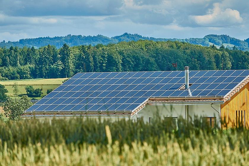 Photovoltaik auf dem Dach eines landwirtschaftlichen Gebäudes