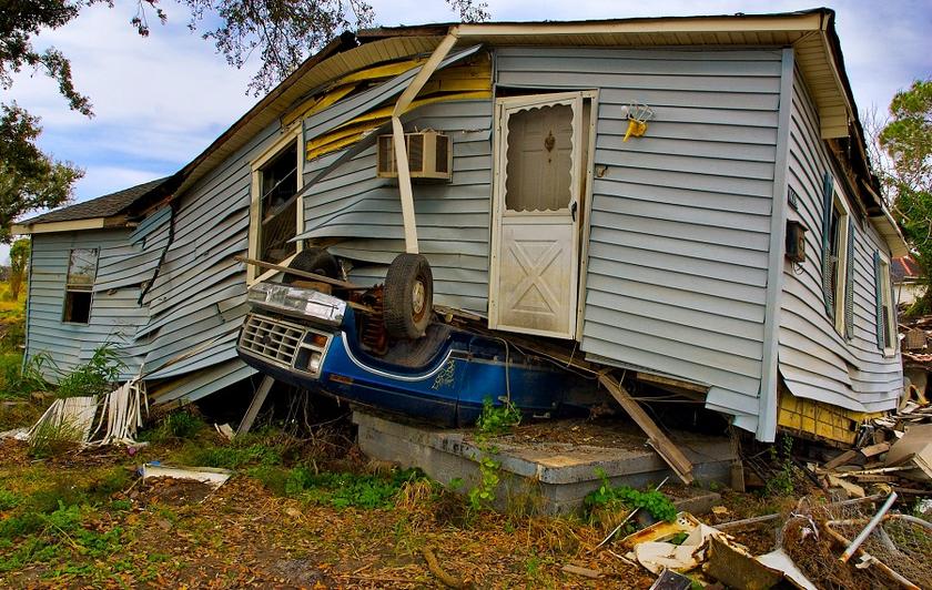 Sturmschäden, zerstörtes Haus, Extremwetter, Klimakrise