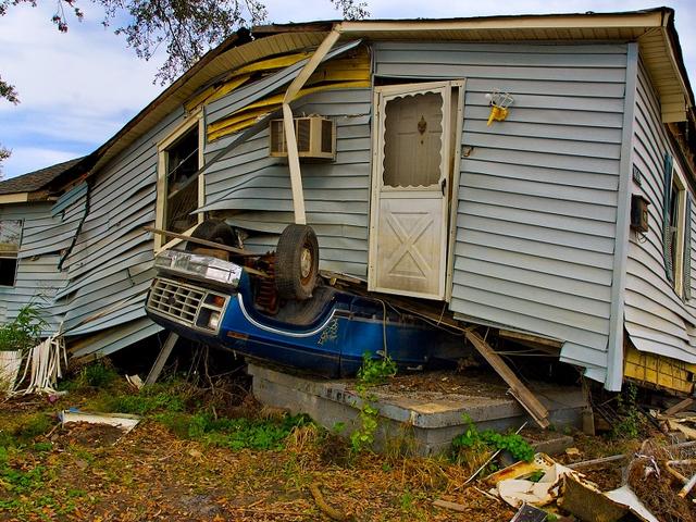 Sturmschäden, zerstörtes Haus, Extremwetter, Klimakrise