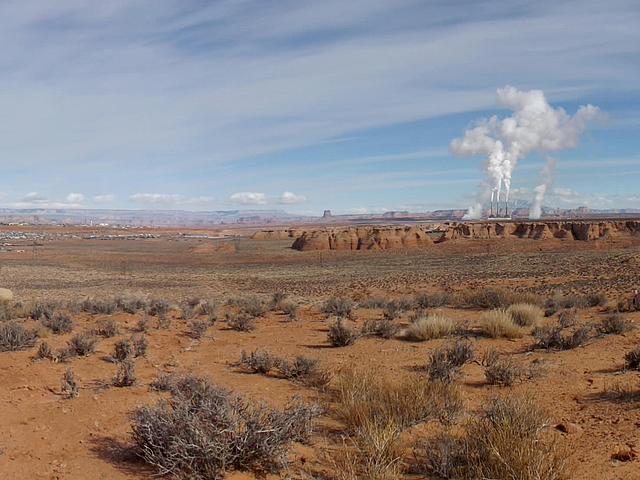 Die Navajo Generating Station nahe der Stadt Page im US-Bundesstaat Arizona, eines der größten Kohlekraftwerke des Landes, soll Ende 2019 schließen – trotz der kohlefreundlichen Energiepolitik von US-Präsident Trump. (Foto: © <a href="https://en.wikipedia.org/wiki/File:Page_to_LeChee,_Arizona_panorama_looking_east,_including_Navajo_Generating_Station.jpg">PR Alma</a>, <a href="https://creativecommons.org/licenses/by-sa/3.0/deed.en" target="_blank">CC BY-SA 3.0</a>)