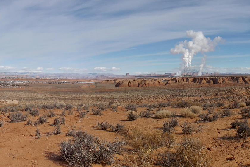 Die Navajo Generating Station nahe der Stadt Page im US-Bundesstaat Arizona, eines der größten Kohlekraftwerke des Landes, soll Ende 2019 schließen – trotz der kohlefreundlichen Energiepolitik von US-Präsident Trump. (Foto: © <a href="https://en.wikipedia.org/wiki/File:Page_to_LeChee,_Arizona_panorama_looking_east,_including_Navajo_Generating_Station.jpg">PR Alma</a>, <a href="https://creativecommons.org/licenses/by-sa/3.0/deed.en" target="_blank">CC BY-SA 3.0</a>)