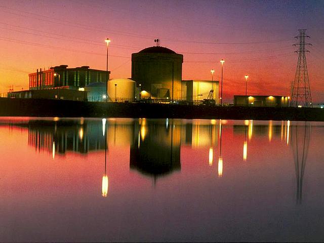 Reaktor 1 des Kernkraftwerks Virgil C. Summer ist seit 1984 in Betrieb, nur wenige Meter entfernt stehen die unfertigen Ruinen der Reaktoren 2 und 3. (Foto: © <a href="https://commons.wikimedia.org/wiki/File:V._C._Summer_Nuclear_Generating_Station.jpg"> SCE&G / DJSlawSlaw / Wikimedia.Commons</a>, <a href="https://creativecommons.org/licenses/by-sa/3.0/deed.en" target="_blank">CC BY-SA 3.0</a>)