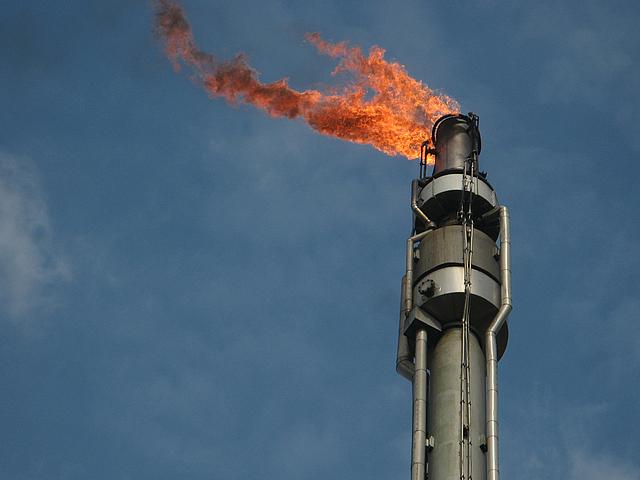 Das sogenannte charakteristische Abfackeln von brennbaren gasförmigen Abgasen lässt sich häufig über Ölraffinerien und Fördertürmen beobachten. Das Abfackeln dieser freien Gase gilt als eine der Ursachen für die globale Erwärmung. (Foto: <a href=