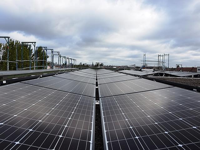 Mieterstrom mit und ohne Förderung – der Ökoenergie-Versorger NATUSTROM nimmt die Hürden und hat bundesweit mittlerweile 20 Mieterstromprojekte realisiert, wie hier auf einem Berliner Dach. (Foto: Clemens Weiß)