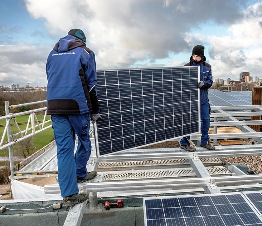 Auf zwei Dächern des Berliner Quartiers Möckernkiez wurden vor kurzem Photovoltaikmodule auf Stahlunterkonstruktionen montiert – drei kleinere Anlagen werden bald folgen. (Foto: Agentur für Erneuerbare Energien, P. Langrock)
