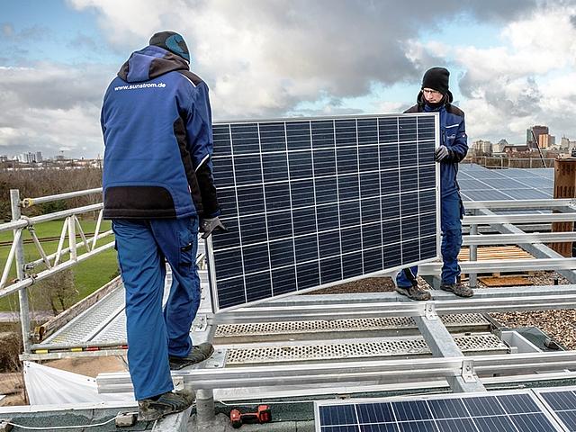 Auf zwei Dächern des Berliner Quartiers Möckernkiez wurden vor kurzem Photovoltaikmodule auf Stahlunterkonstruktionen montiert – drei kleinere Anlagen werden bald folgen. (Foto: Agentur für Erneuerbare Energien, P. Langrock)
