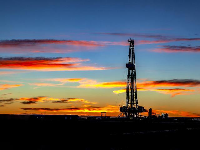Öl-Bohrturm bei Sonnenuntergang