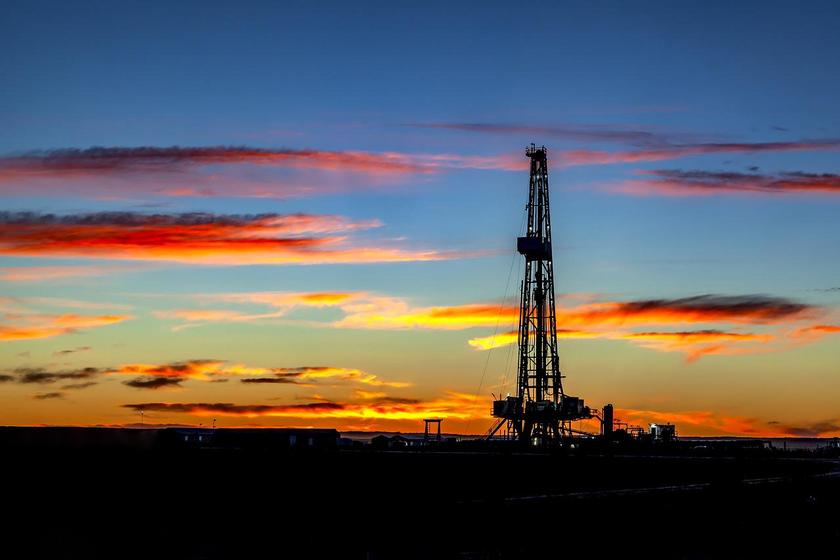 Öl-Bohrturm bei Sonnenuntergang