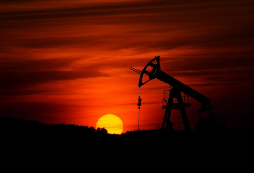 Ölförderung im Sonnenuntergang