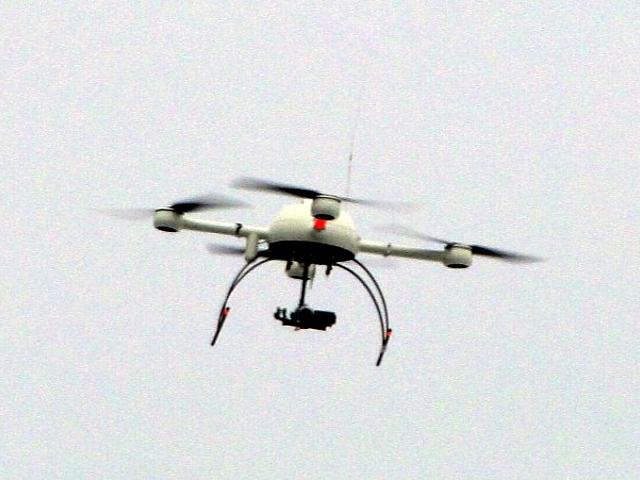 Wer beobachtet denn da? Diese Polizei-Drohne „Sensocopter“ hatte ihren Einsatz in Dresden (Foto. © Paulae / Wikimedia Commons CC-BY-3.0)